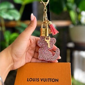 Louis Vuitton Lock Key 321 w unbranded Pink Crystal Cat & Box Gift Ready